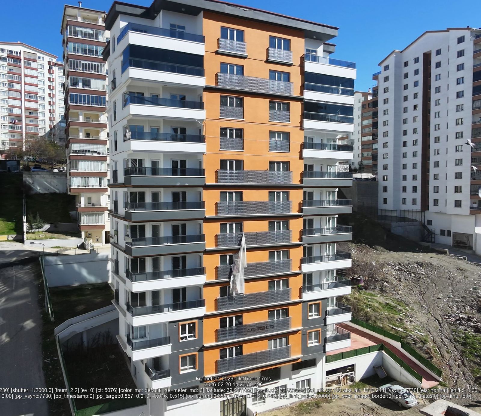 Turuncu ve beyaz cepheli tamamlanan modern konut projesi
